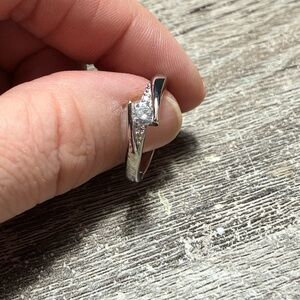 💎 NWT Sterling Silver Modern Bypass CZ Ring – Size 8 💎